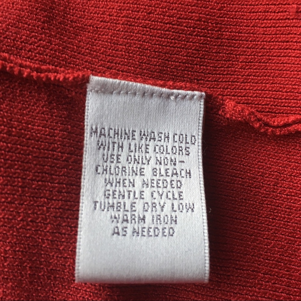 ๐ Red V-Neck Stretch Knit Shell - Picture 6 of 7